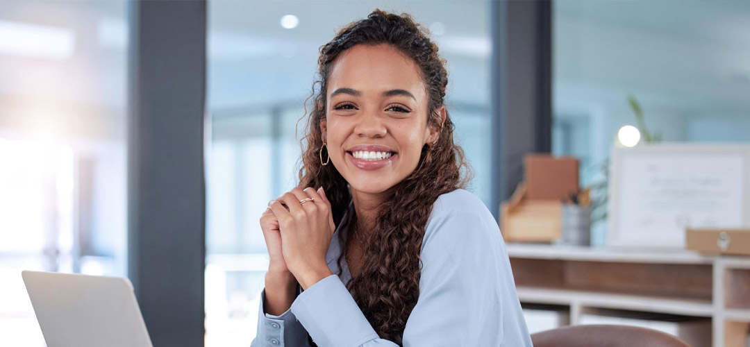femme-sourire-ordinateur